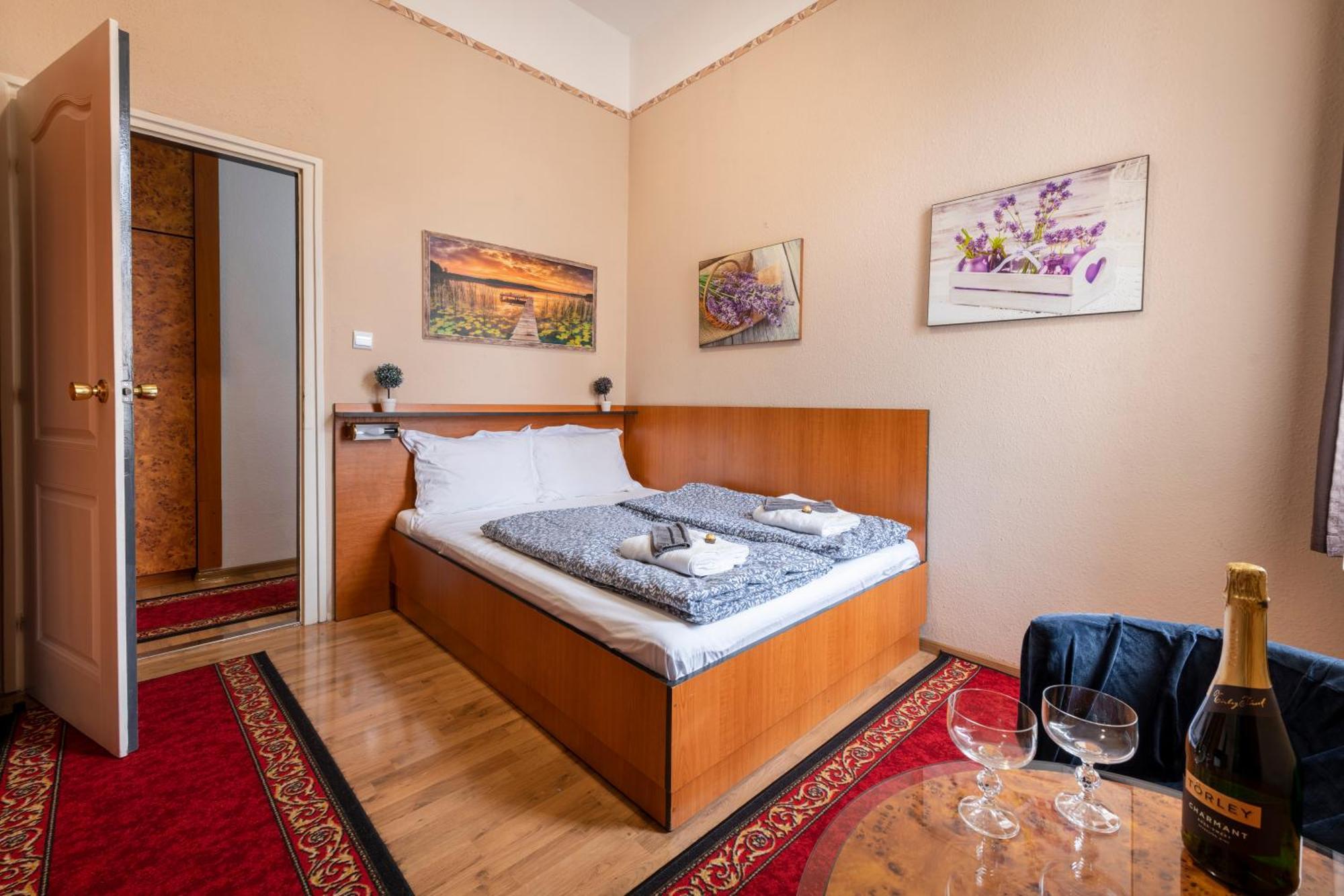 Hotel Kristal Gellert Hill Budapest Bagian luar foto
