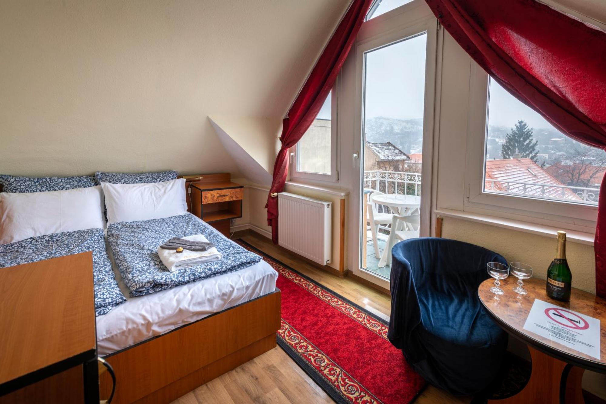 Hotel Kristal Gellert Hill Budapest Bagian luar foto