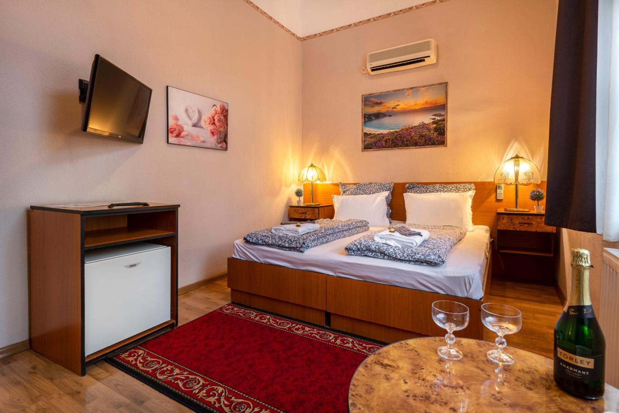 Hotel Kristal Gellert Hill Budapest Bagian luar foto
